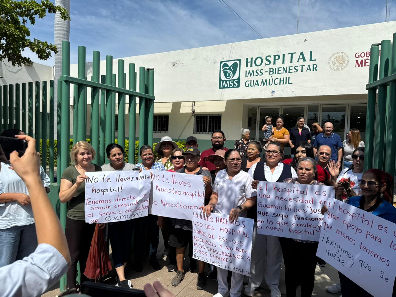 Image d'illustration pour: Realizan manifestación en Hospital IMSS Bienestar; denuncian intereses políticos y económicos | Noticiero Altavoz