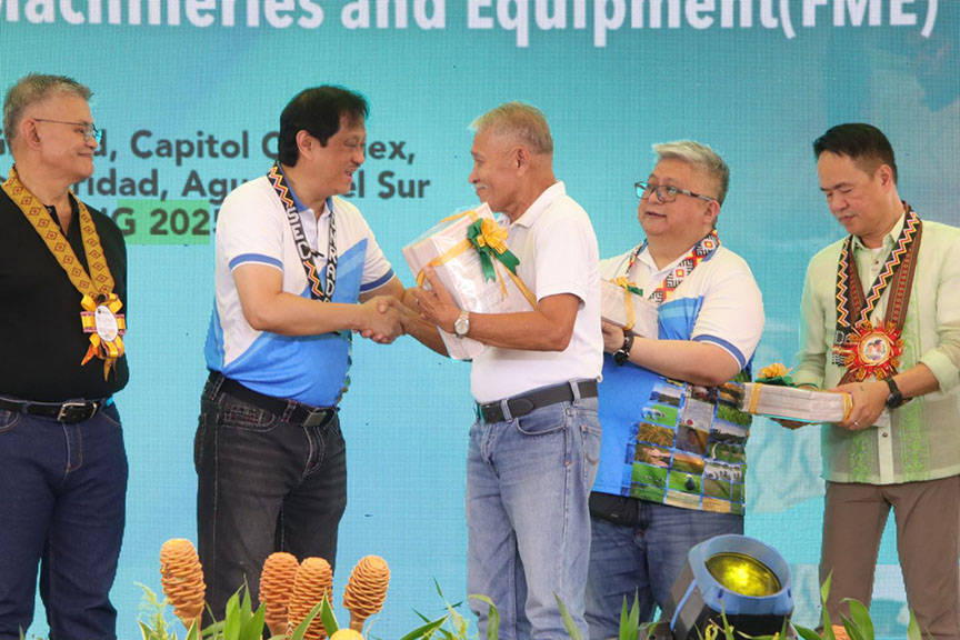 Image d'illustration pour: Over 17,000 Caraga farmers finally hold the land they've tilled for decades