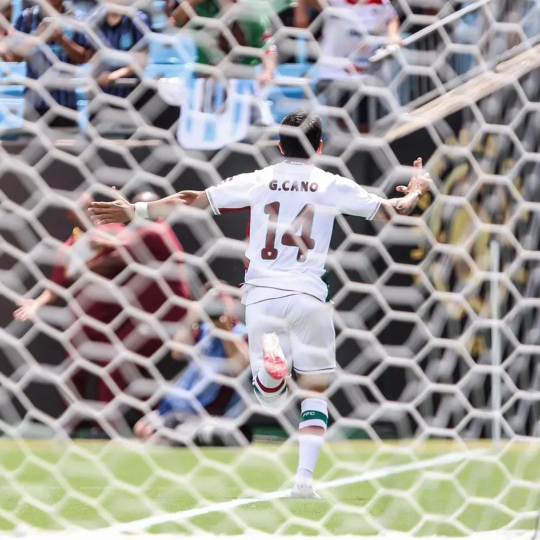 Image d'illustration pour: Fluminense vence em dia de recorde de Fábio e afunda Fortaleza no Z4 - ES HOJE
