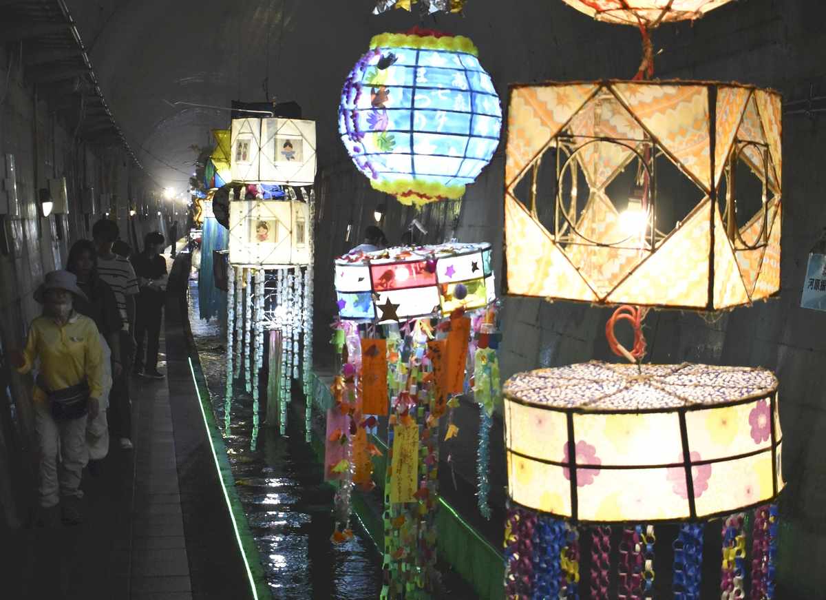 Image d'illustration pour: Kumamoto: Tanabata Festival Decorations Adorn Unique Tunnel