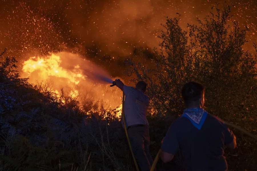 Image d'illustration pour: Última hora de los incendios en España: Galicia y Castilla suman 39 fuegos activos y el de Jarilla está descontrolado - EFE