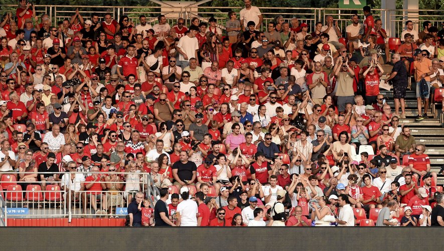 Image d'illustration pour: Nîmes Olympique : joueurs et spectateurs au rendez-vous, premier match et première victoire en N2