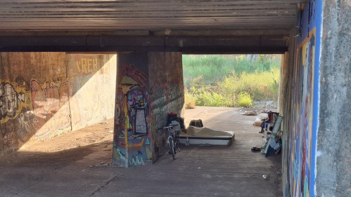 Image d'illustration pour: Viven y duermen debajo del puente del botellón en Xàbia