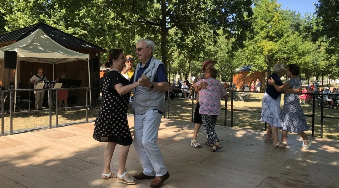 Image d'illustration pour: " Je suis la reine du madison " : à Alençon, la guinguette estivale fait danser les seniors