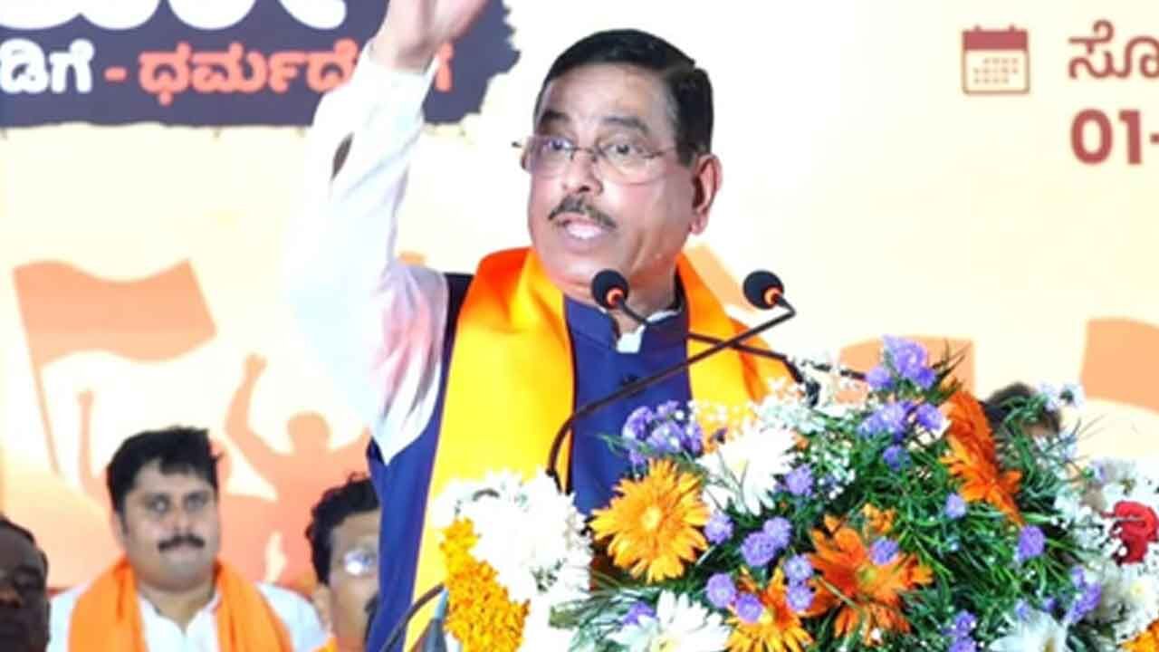 Image d'illustration pour: Dharmasthala murders: Modi govt is with Dharmadhikari, says Union Minister Joshi