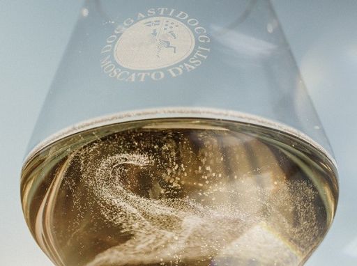 Image d'illustration pour: Vino, Consorzio Asti Docg: settembre ad Asti tra Douja d'Or e Palio
