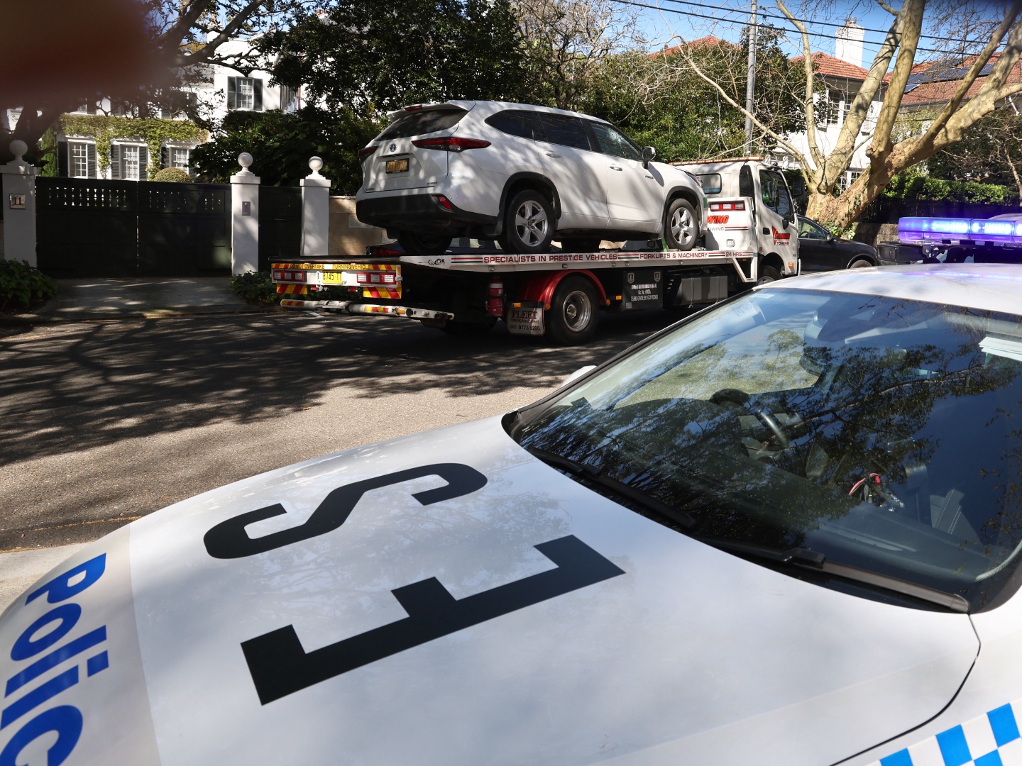Image d'illustration pour: Man Charged After SUV Crashes into Russian Consulate in Sydney