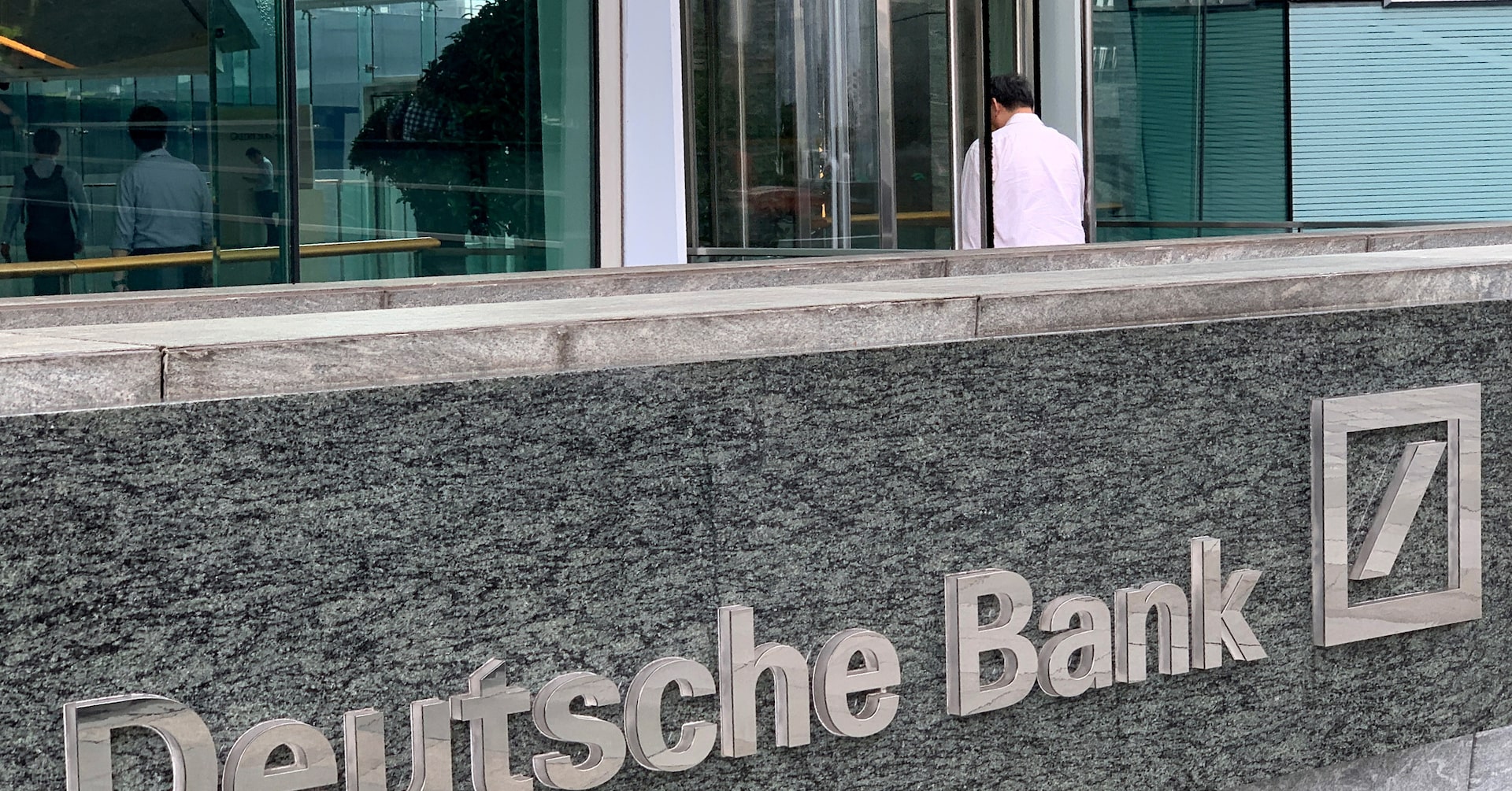 Image d'illustration pour: Hong Kong's New World confirms loan facility talks with Deutsche Bank