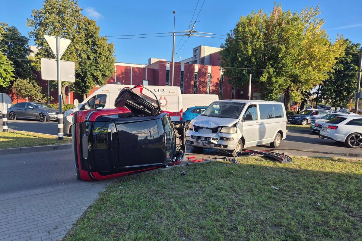 Image d'illustration pour: Kaune į eismo įvykį pateko nepilnametė: mažasis automobilis apvirto ant šono