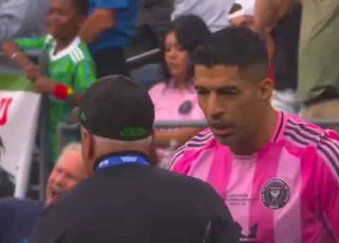 Image d'illustration pour: Luis Suárez escupe a un miembro del cuerpo técnico de Sounders en una tangana final
