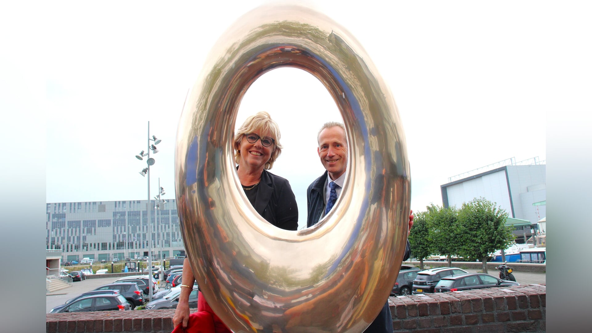 Image d'illustration pour: Emotionele onthulling van kunstwerk het Kluisgat nabij entree Landvast in Alblasserdam