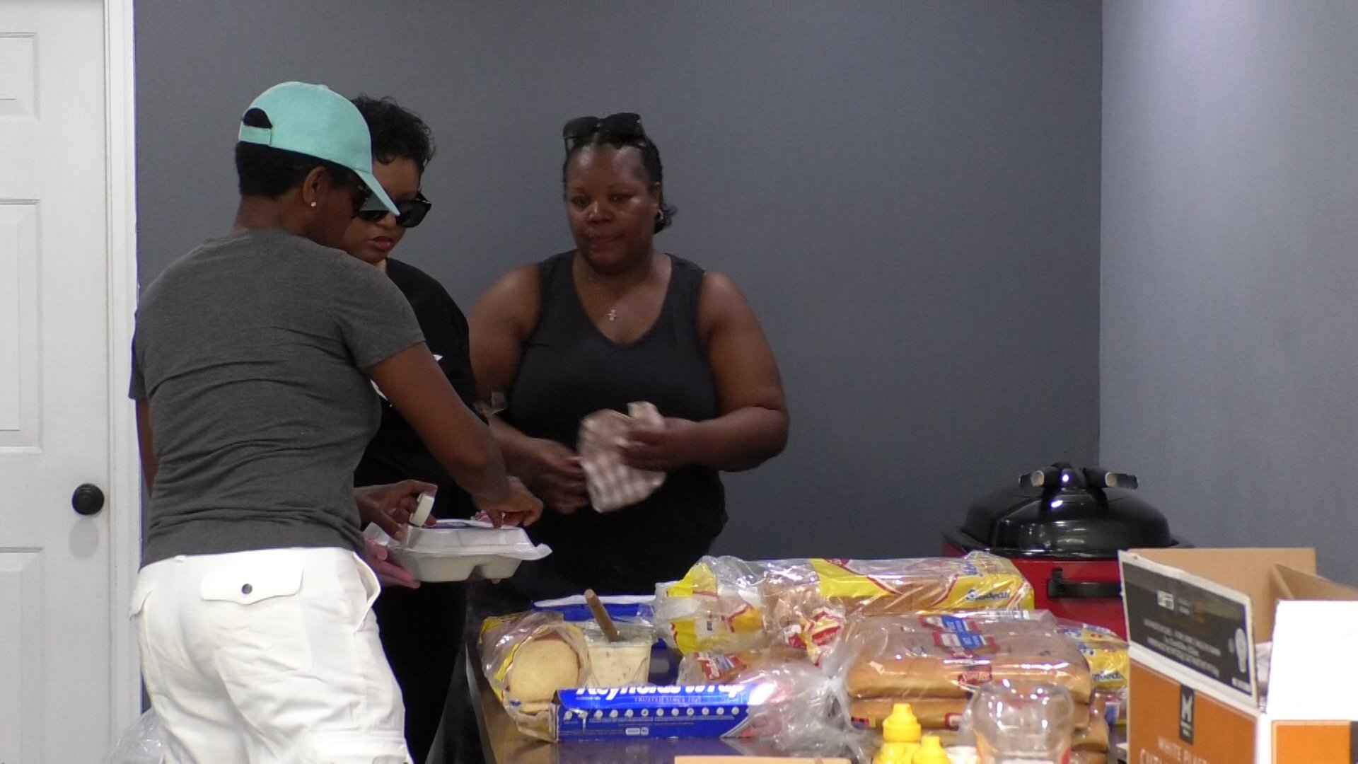 Image d'illustration pour: Local organization cooks up fish fry on Labor Day for the homeless