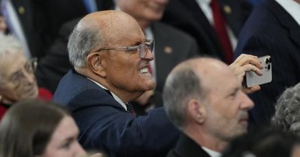 Image d'illustration pour: Trump says he's awarding Rudy Giuliani the Presidential Medal of Freedom