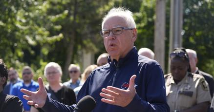 Image d'illustration pour: Gov. Tim Walz to call special session on gun laws after Minneapolis school shooting