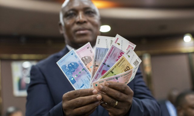 Image d'illustration pour: Fears Grow As RBZ Sticks To Plan To Remove US Dollar