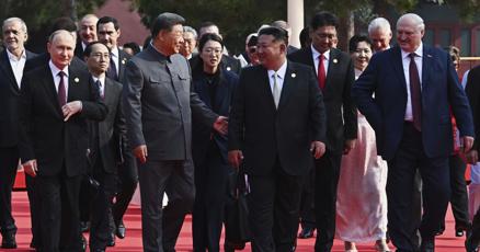 Image d'illustration pour: A look at the world leaders joining China's military parade in a show of solidarity with Beijing