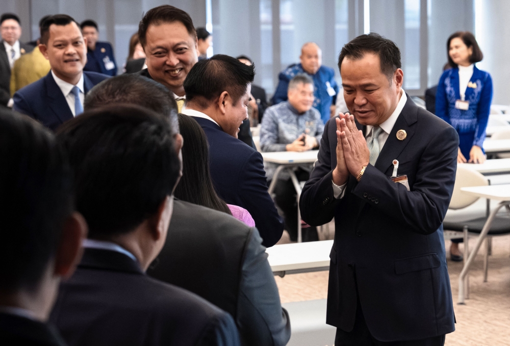 Image d'illustration pour: Thailand edges toward snap polls as caretaker PM pushes to dissolve parliament