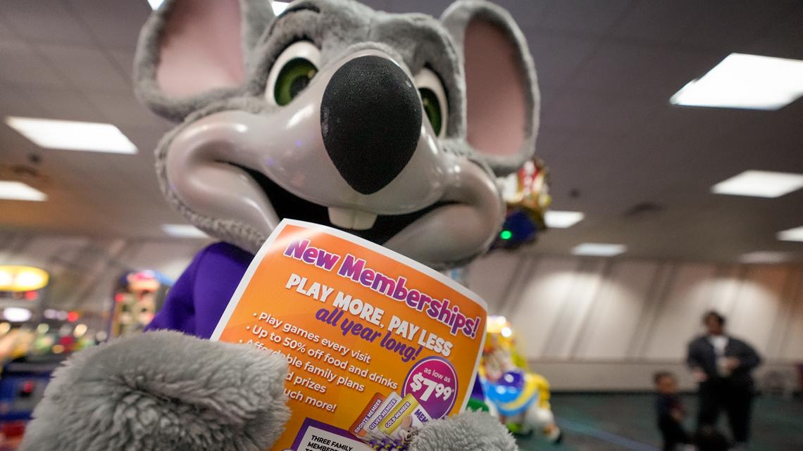 Image d'illustration pour: 'Come with me, Chuck E': Florida officers arrest man in mouse costume on credit card fraud charges
