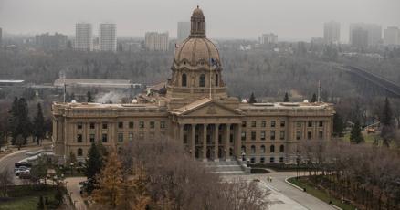 Image d'illustration pour: Alberta government workers approve mediated deal, strike averted