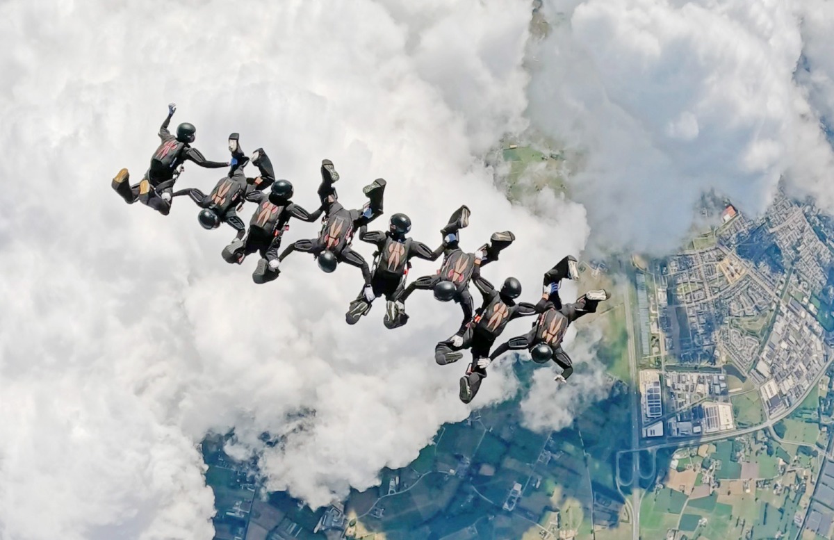 Image d'illustration pour: Qatari parachuting team wins gold medal at World Championship