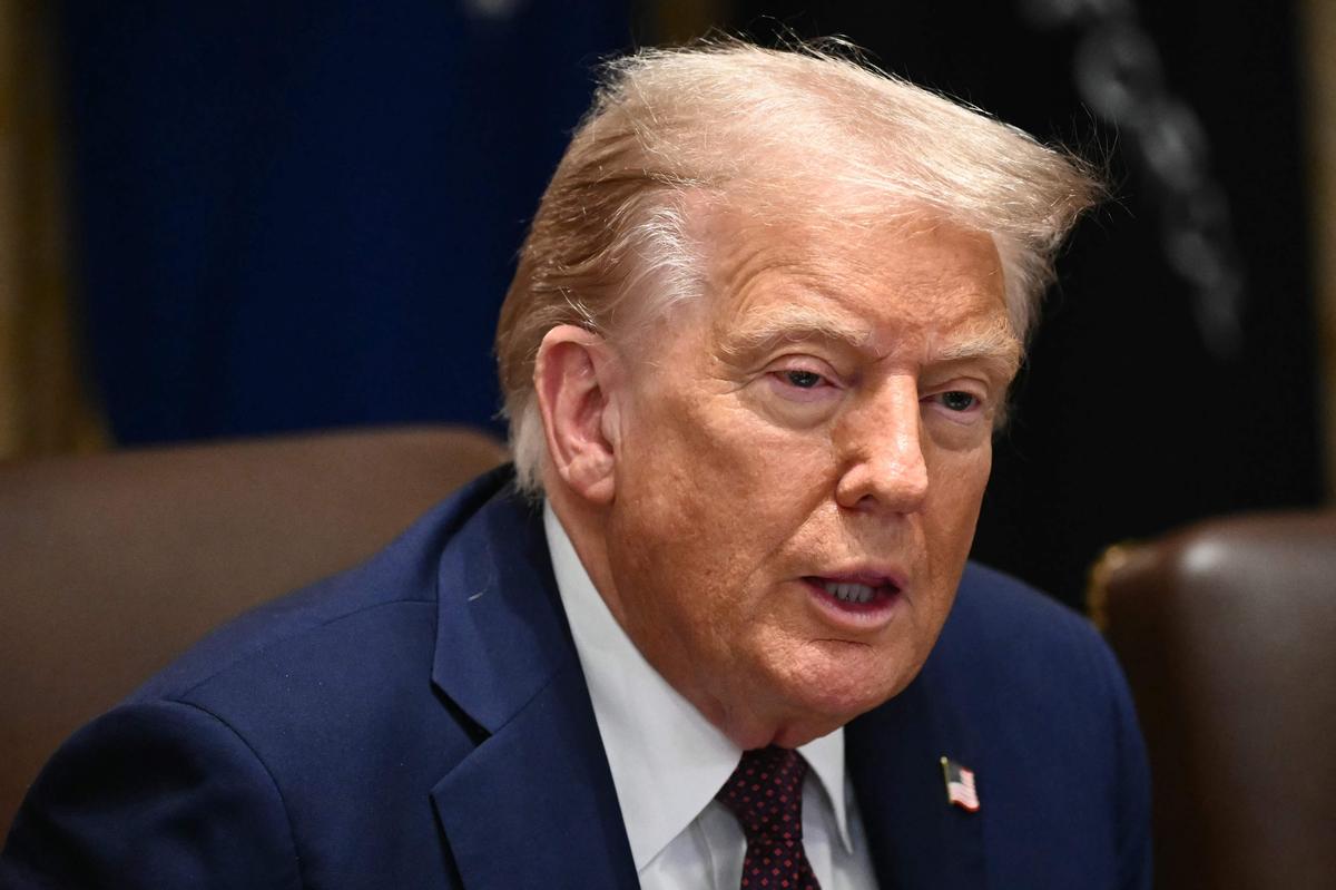 Image d'illustration pour: Forces fédérales déployées à Washington : la capitale américaine poursuit Donald Trump en justice