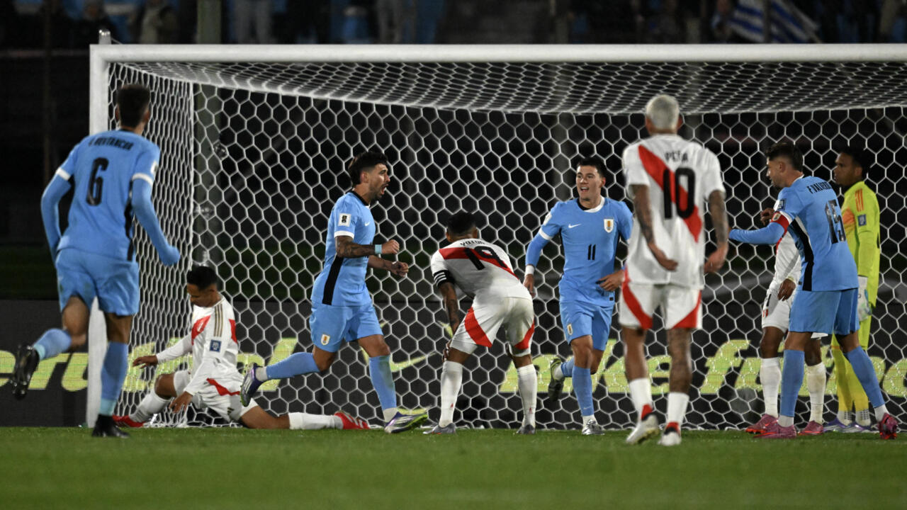 Image d'illustration pour: Uruguay golea a 3-0 a Perú y celebra en casa su clasificación al Mundial 2026