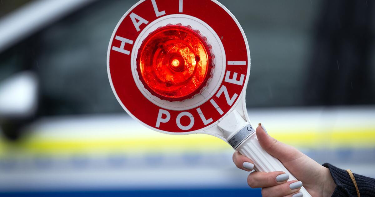 Image d'illustration pour: Frau dankt Polizei: Verkehrskontrolle hat Mann gerettet