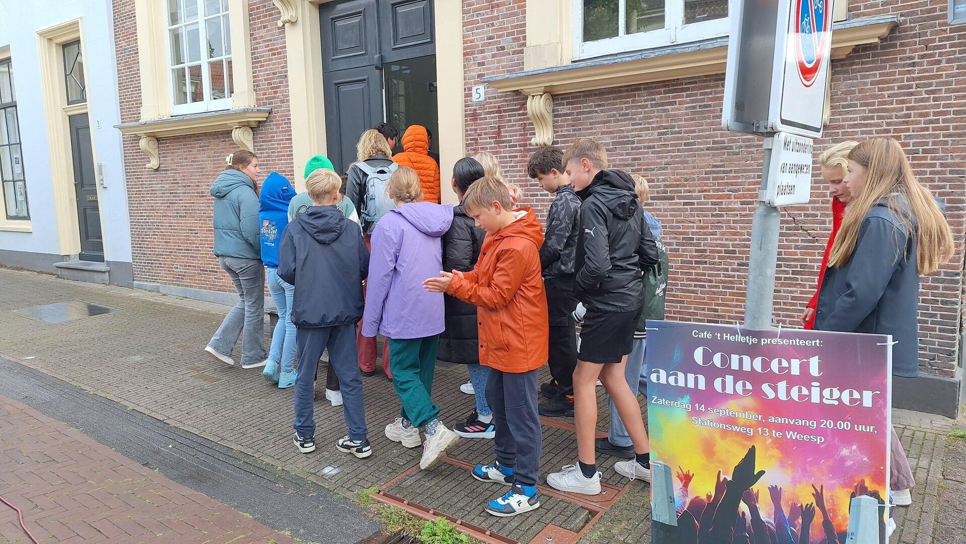 Image d'illustration pour: Weesper scholen ontdekken monumenten tijdens speciale klassendag