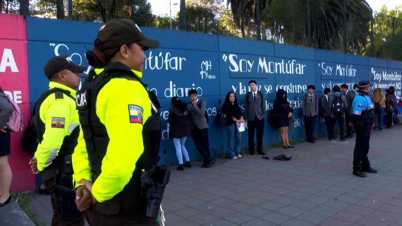 Image d'illustration pour: Ecuador vuelve a clases bajo estricto control policial en el marco de la creciente violencia | CNN
