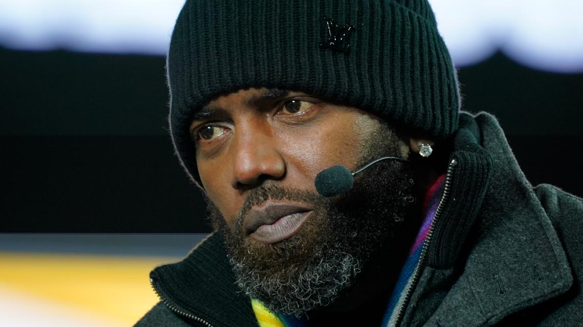Image d'illustration pour: NFL legend Randy Moss rings cancer bell at Charlotte's Atrium Health