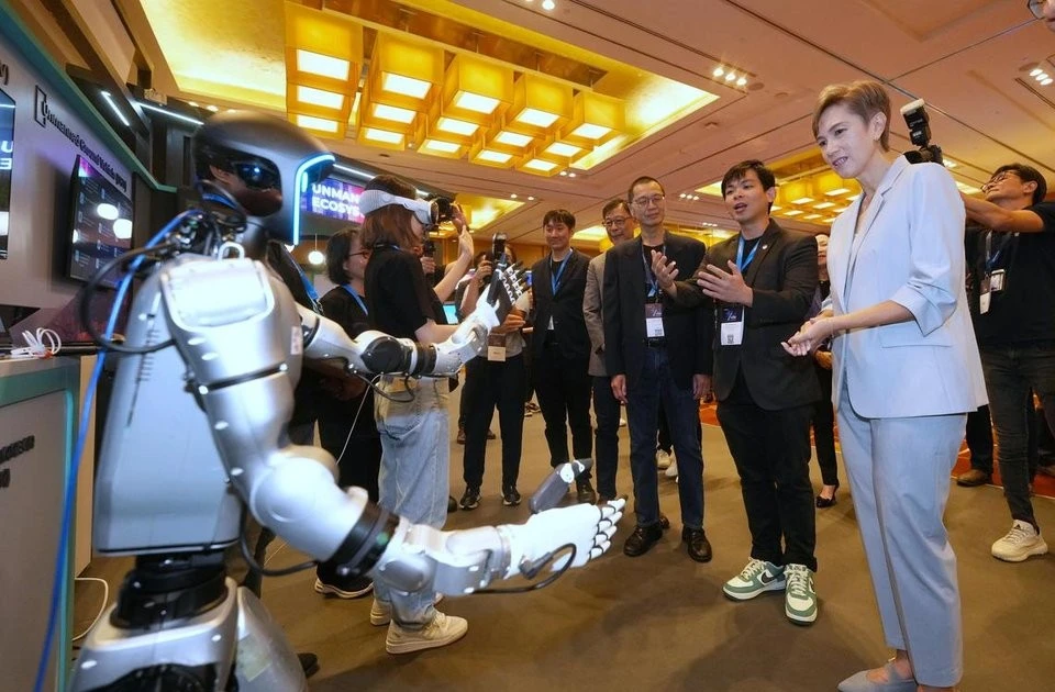 Image d'illustration pour: Singapore focuses on developing workforce fluent in AI