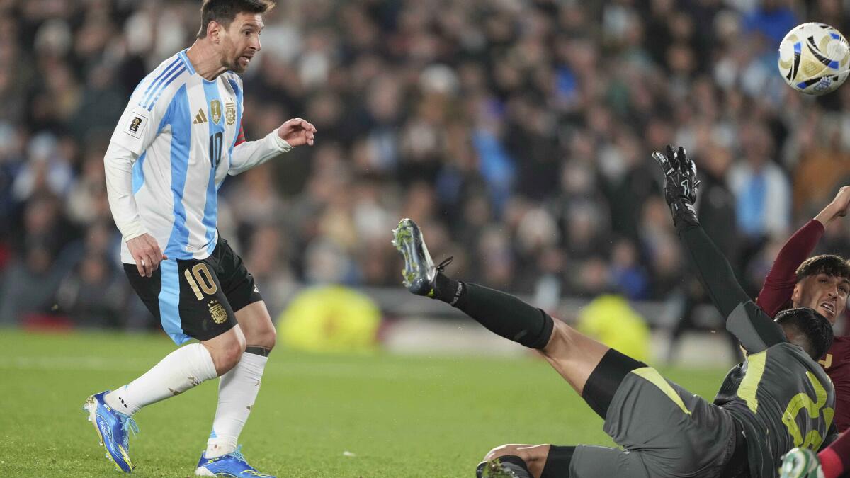 Image d'illustration pour: Messi regala doblete a su afición ante Venezuela en su última función por eliminatorias
