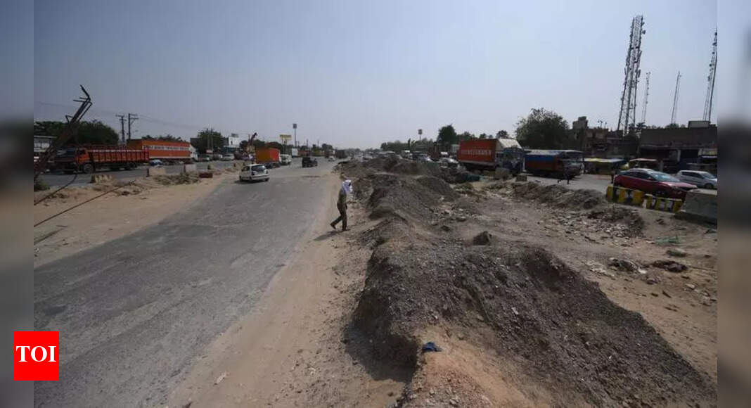 Image d'illustration pour: Cops flag potholes at Bilaspur Chowk, NHAI says tackle wrongside driving | Gurgaon News - The Times of India