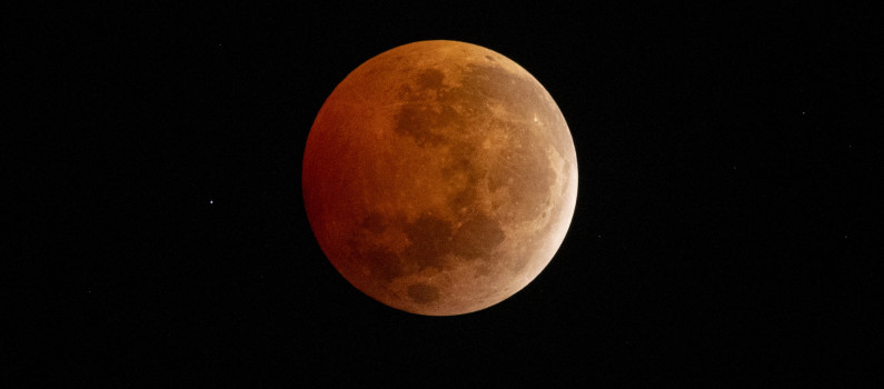 Image d'illustration pour: Lune de sang : tout ce qu'il faut savoir sur l'éclipse lunaire totale de ce dimanche