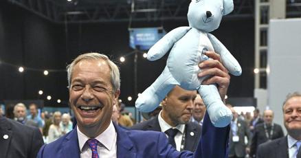Image d'illustration pour: Reform UK is on the rise. Leader Nigel Farage hopes the Trump playbook can propel him to power