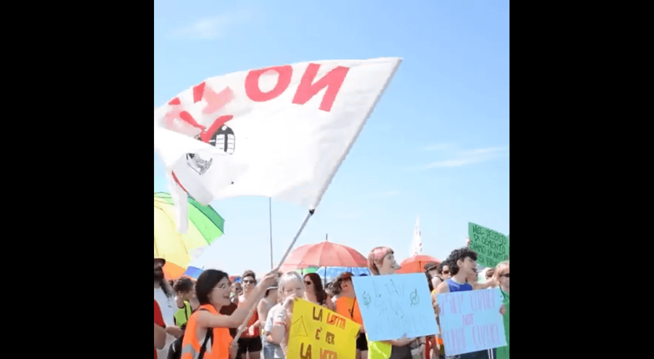 Image d'illustration pour: Vicenza, scontri ai cantieri Tav: idranti contro i manifestanti, lanci di letame e semi (video)