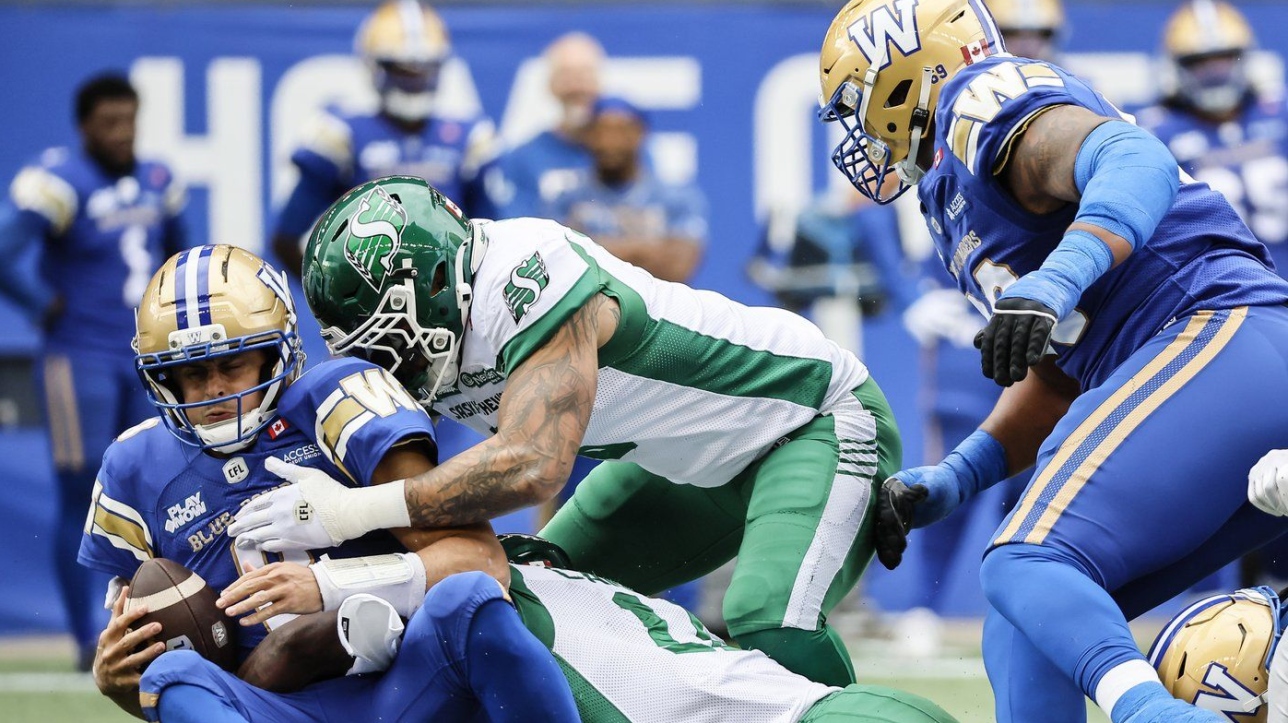 Image d'illustration pour: LCF : Les Roughriders de la Saskatchewan remportent le Banjo Bowl face aux Blue Bombers de Winnipeg | RDS