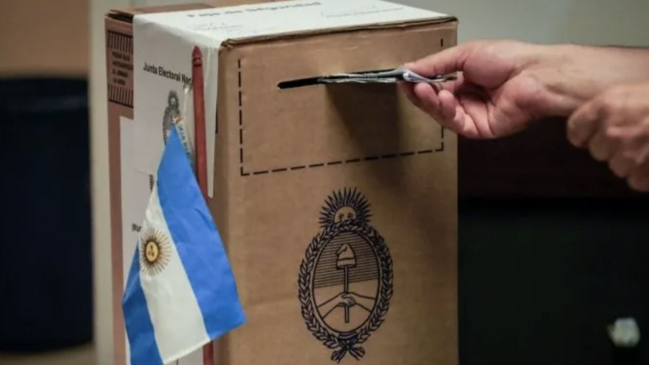 Image d'illustration pour: Elecciones en Buenos Aires: Milei y el peronismo se disputan una votación clave