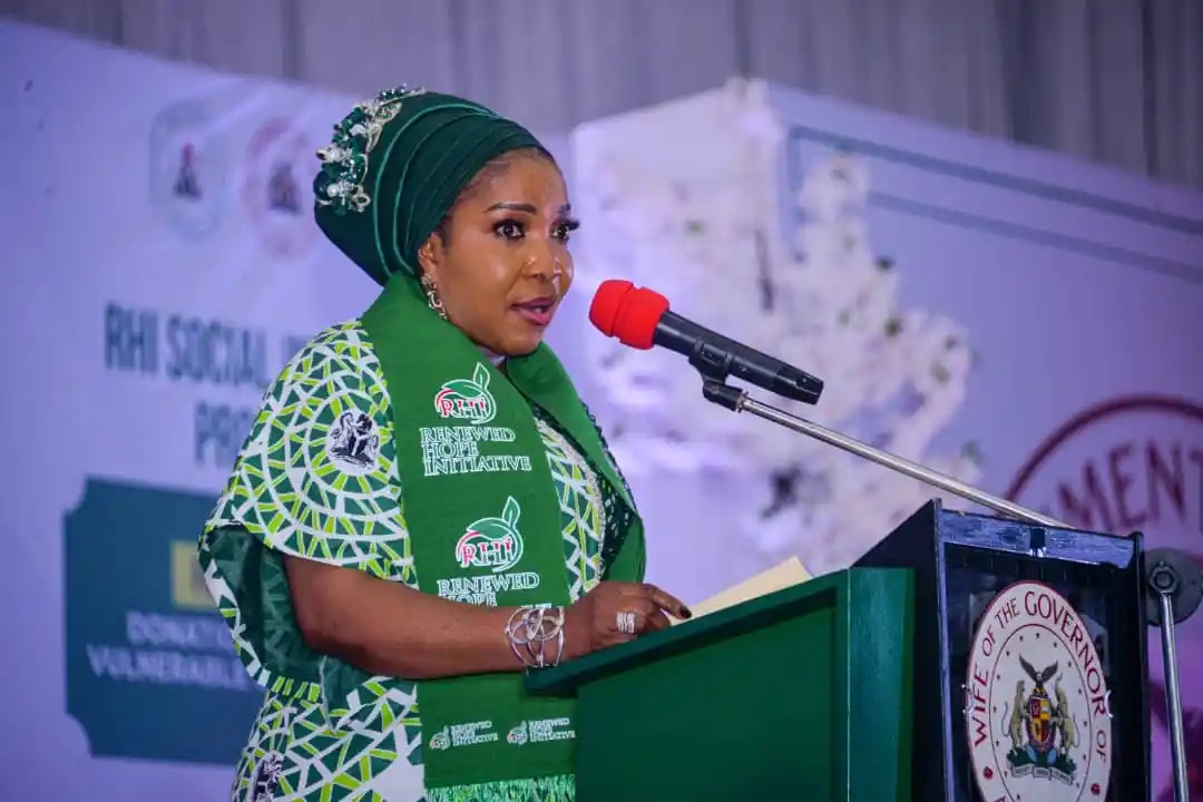 Image d'illustration pour: First Lady empowers 500 Abia women