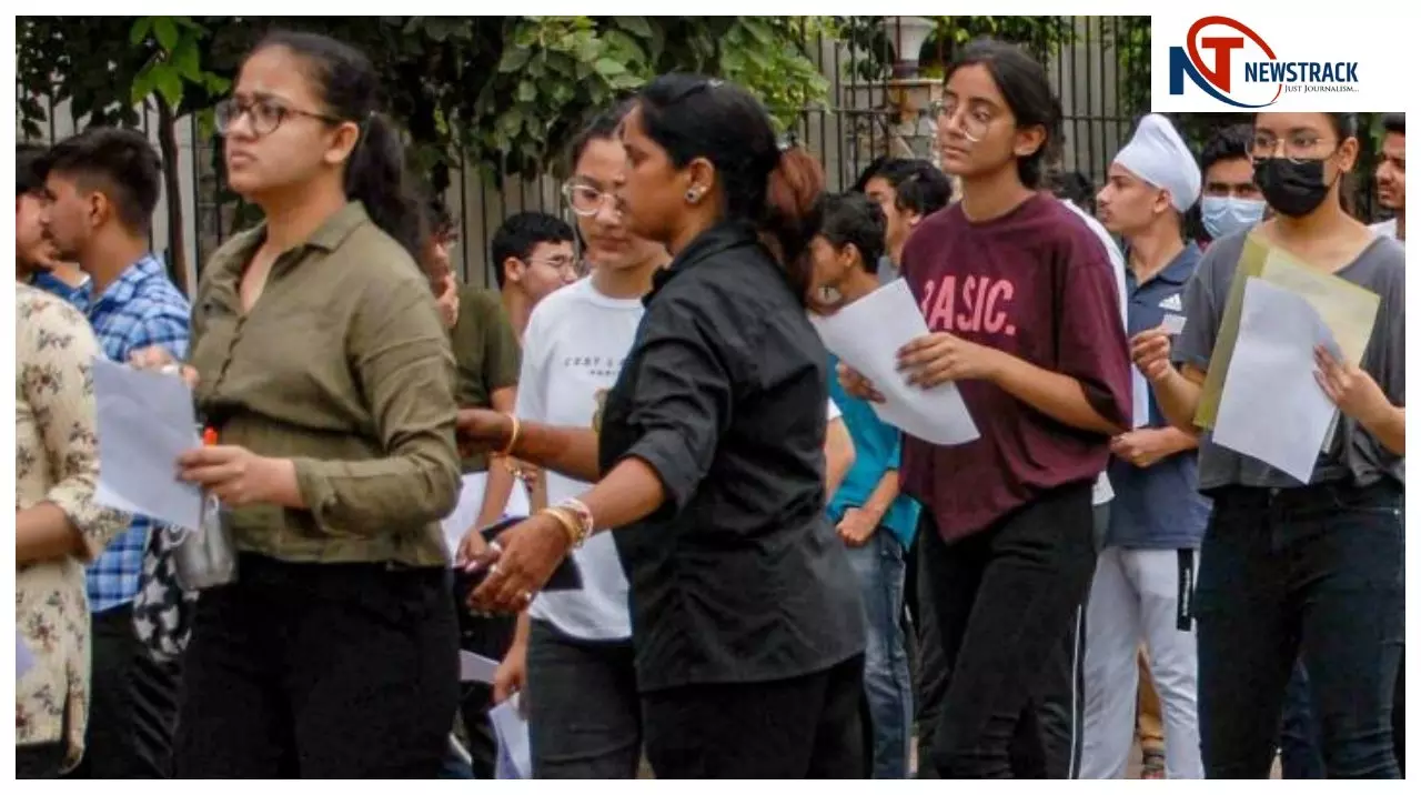 Image d'illustration pour: Chandauli PET Exam Center Issue: Students & Parents Express Anger | Chandauli News: PET परीक्षा का बोझ: छात्रों और अभिभावकों की पीड़ा | News Track in Hindi