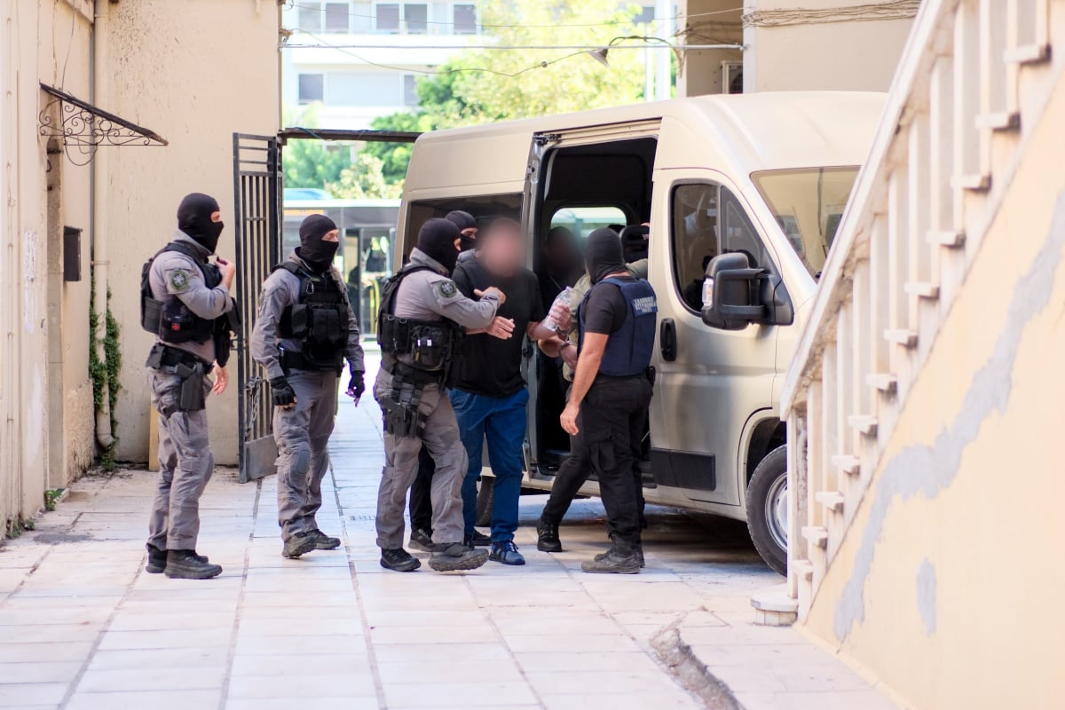 Image d'illustration pour: Mαφία στην Κρήτη: Αρνείται κάθε εμπλοκή ο φερόμενος ως "αρχηγός" - "Δεν έχουμε καμία σχέση με ναρκωτικά, όπλα και εκβιασμούς" [Βίντεο]