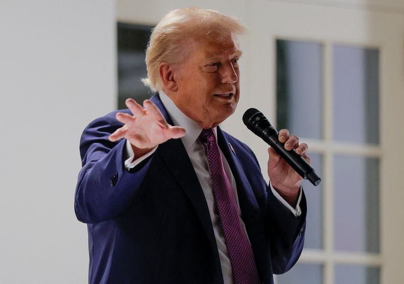 Image d'illustration pour: Trump ready for 'phase two' of Russia sanctions over Ukraine conflict