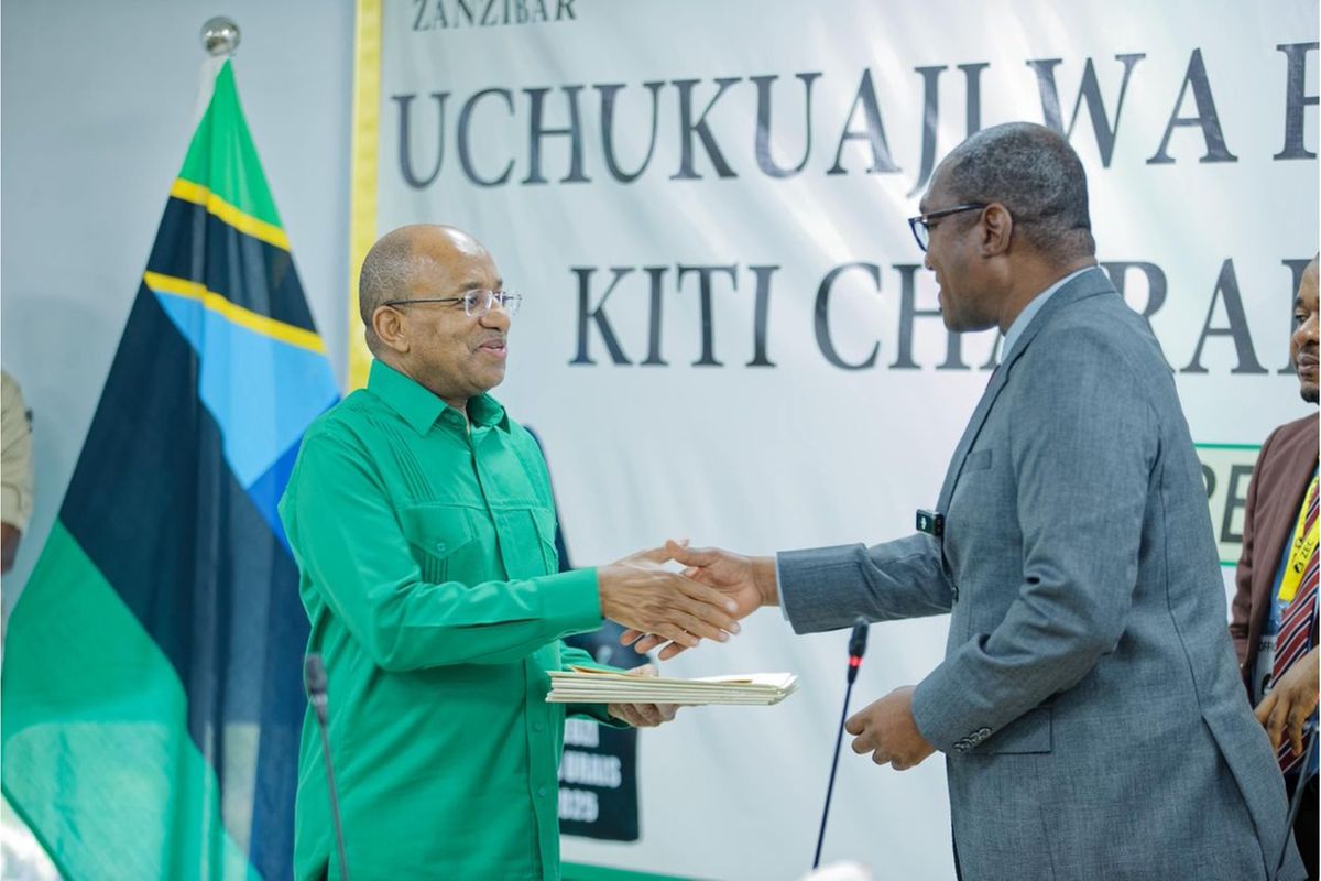 Image d'illustration pour: Dr Mwinyi returns nomination forms, thanks sponsors