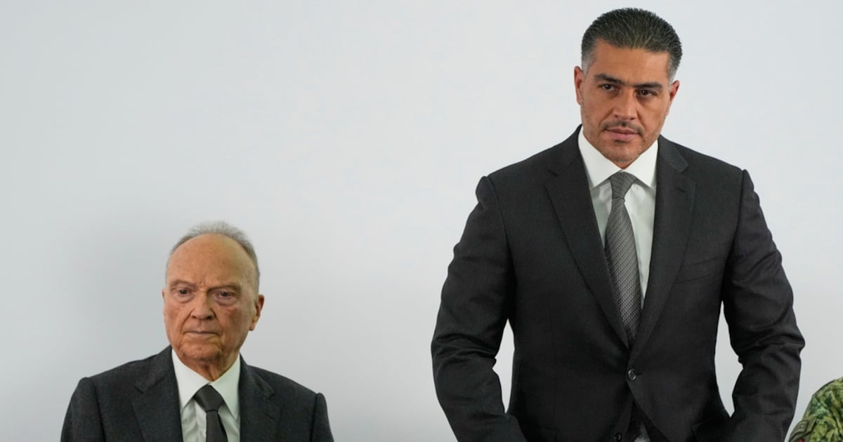 Image d'illustration pour: Y faltan otros: FGR tiene en la mira a más personas por red de huachicol, incluidos funcionarios
