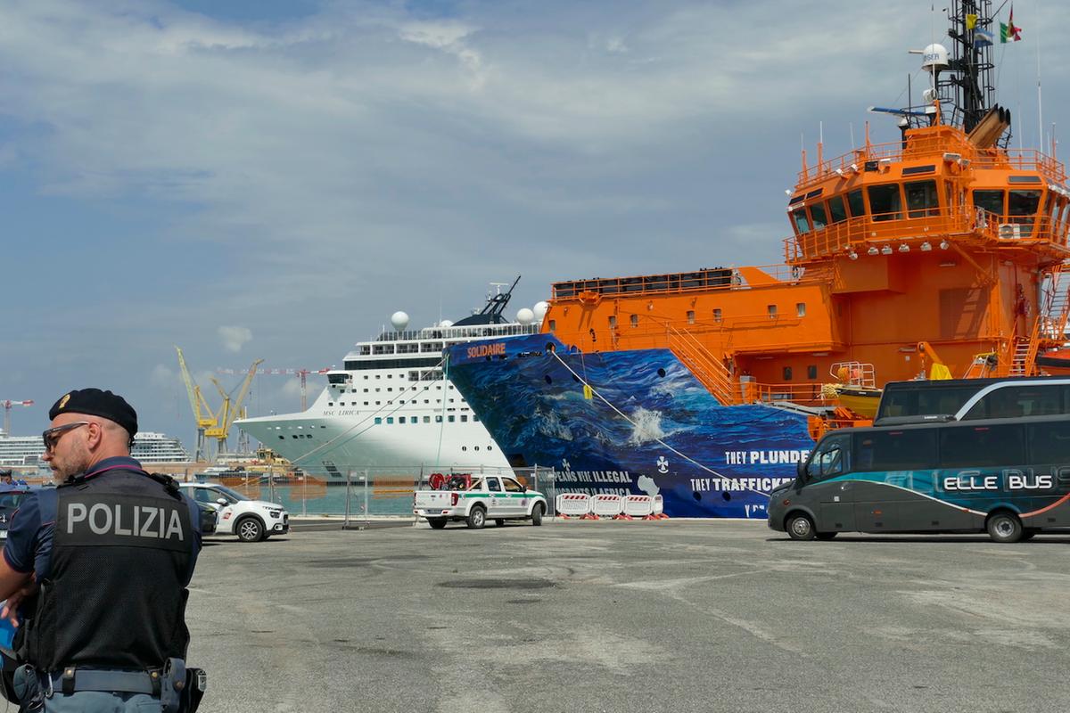 Image d'illustration pour: A Livorno arriva la nave Solidaire, a bordo 265 migranti. Sessanta rimarranno in Toscana