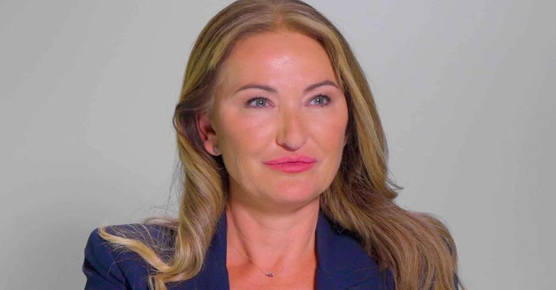 Image d'illustration pour: La ex mujer de Ábalos irrumpe en Telecinco para desentrañar su vida con el que fuera poderoso ministro