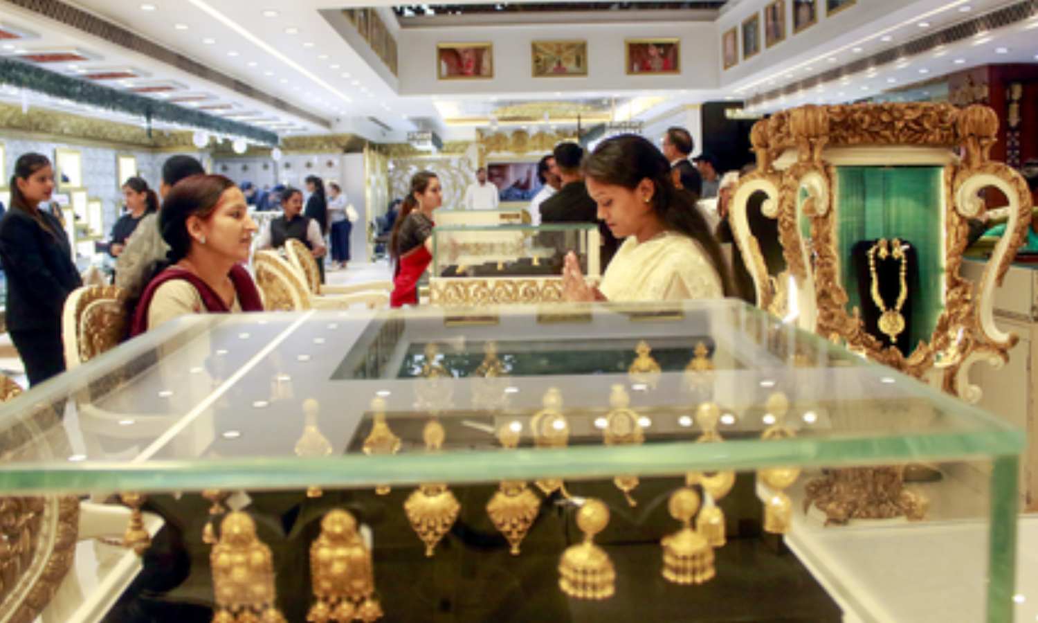 Image d'illustration pour: Gold falls Rs 200 to Rs 1,07,670/10 g, silver declines Rs 1,000 in Delhi markets