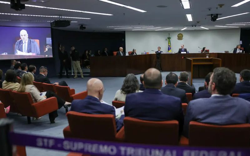 Image d'illustration pour: Moraes conduz julgamento que pode redefinir futuro de Bolsonaro no STF