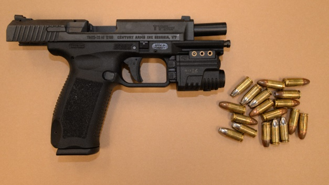 Image d'illustration pour: Flagler County teen arrested for bringing gun to school, pointing it at another student off-campus: Deputies