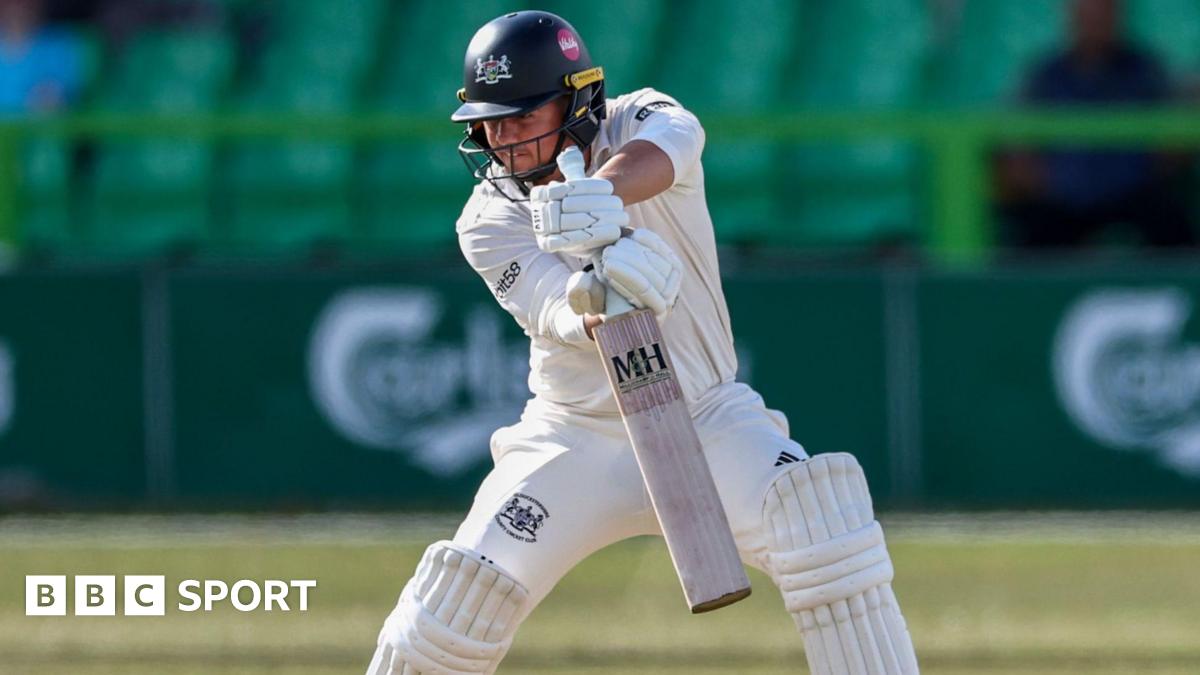 Image d'illustration pour: County Championship: Glos' Van Buuren hits ton as Leicestershire push for title